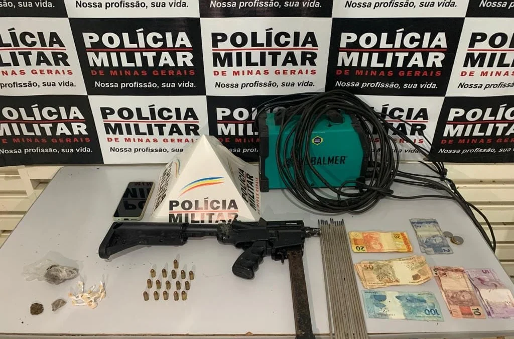 A Sub Metralhadora, munições e drogas, apreendidas pelos policiais militares
