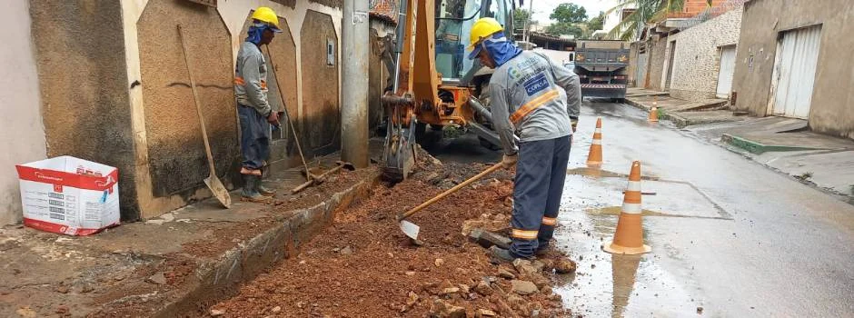 Copasa substitui redes de distribuição no bairro Morrinhos em Montes Claros 1 A Copasa intensifica as ações voltadas ao controle de perdas de água nas redes de distribuição em Montes Claros, no Norte de Minas