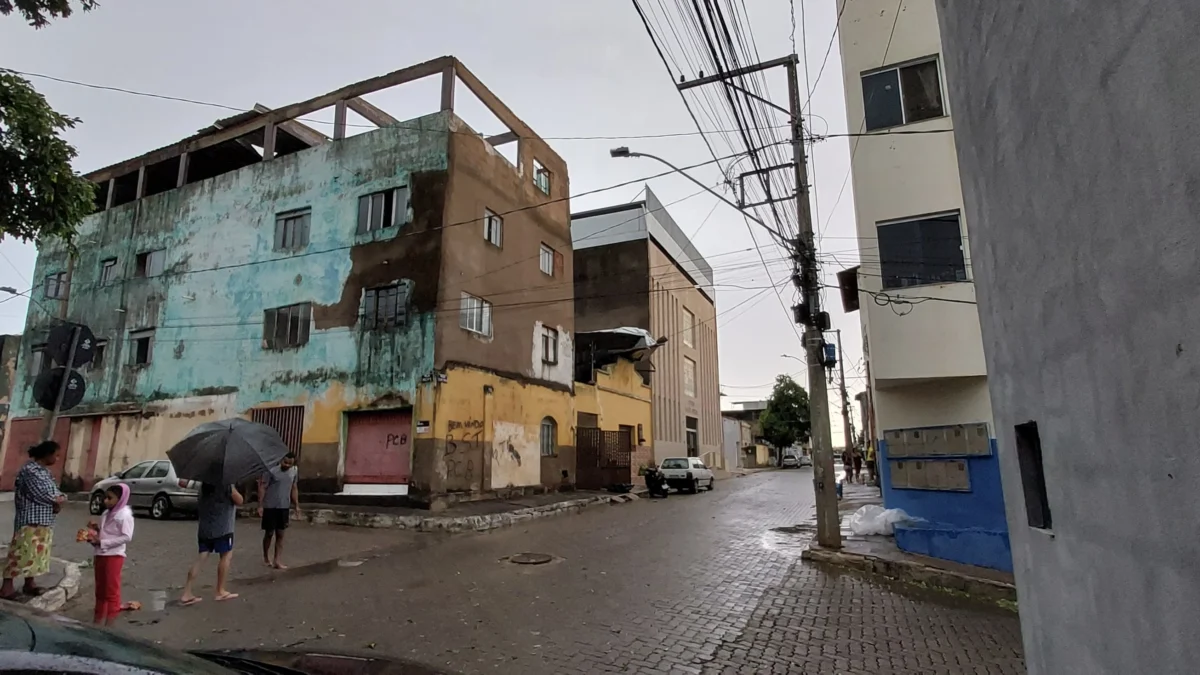 Ventania arrancou telhado de um prédio na Rua Curitiba, no Bairro Santa Terezinha. Foto Juninho Nogueira