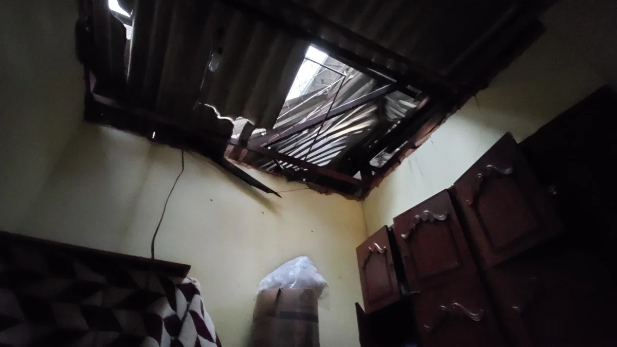 Saiba porque a chuva de sábado em Governador Valadares causou o caos em toda a cidade 1 Interior de uma casa que teve o telhado destruído pelo vendaval, no Bairro São Paulo, durante a tempestade sábado (20/1)