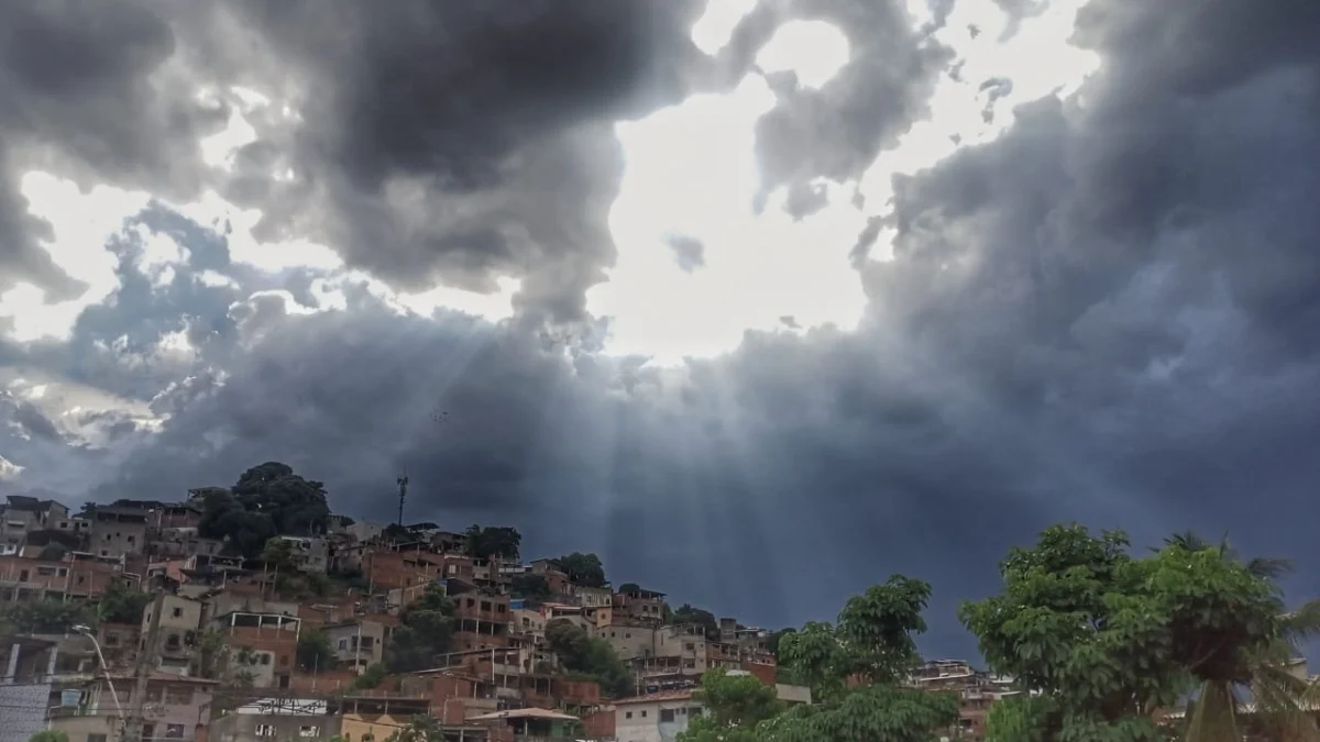 Falta água em toda a região do aeroporto de Governador Valadares 1 Foto do Morro do Carapina no fim da tarde de sábado, momento antes da chuva