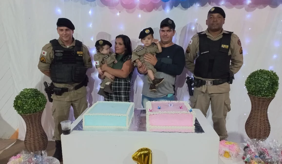Polícia Militar de São Félix realiza sonho de casal ao apoiar aniversário de 1 ano de gêmeos, com a farda da PMMG 1 Os policiais militares com os aniversariantes e seus pais. Uma bela ação da PM em São Félix de Minas