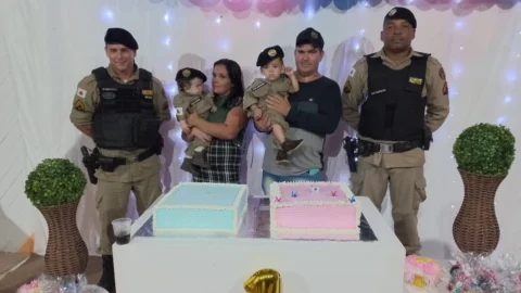 Polícia Militar de São Félix realiza sonho de casal ao apoiar aniversário de 1 ano de gêmeos, com a farda da PMMG 7 Polícia Militar de São Félix realiza sonho de casal ao apoiar aniversário de 1 ano de gêmeos, com a farda da PMMG