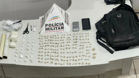 Polícia Militar apreende drogas e armas com homens em Cuparaque e Coluna 3 Polícia Militar apreende drogas e armas com homens em Cuparaque e Coluna