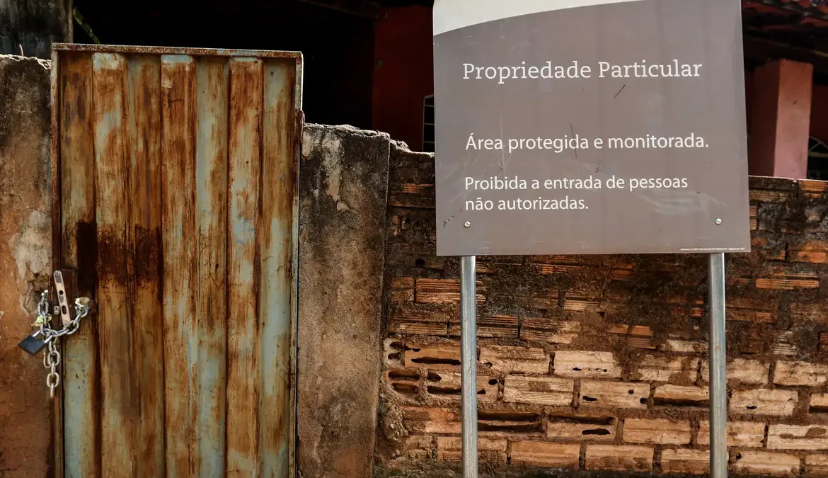 São tantas, que não é possível contar. Questionada pela Agência Brasil, a mineradora não informou o total de terrenos e casas adquiridos