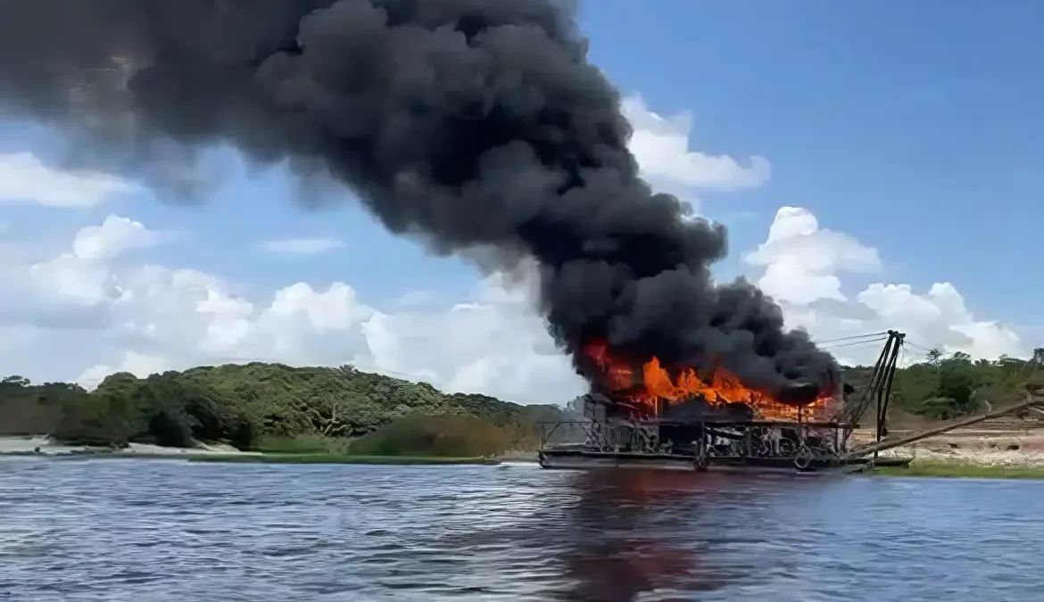 Garimpo ilegal no Amazonas é alvo de operação da Polícia Federal 1 Polícia Federal deflagrou nesta segunda-feira (8) a Operação A Praia é Nossa, para prevenir e reprimir a extração ilegal de ouro e areia