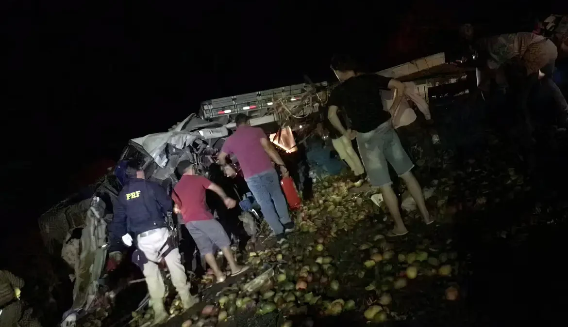 Uma batida entre um caminhão e um ônibus de deixou 25 pessoas mortas na noite de ontem (7), em um trecho da BR-324, próximo à cidade de São