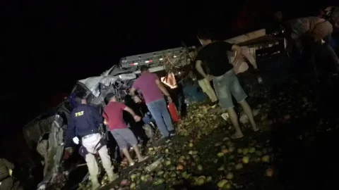 Acidente entre ônibus e caminhão deixa 25 mortos na Bahia 2 Acidente entre ônibus e caminhão deixa 25 mortos na Bahia