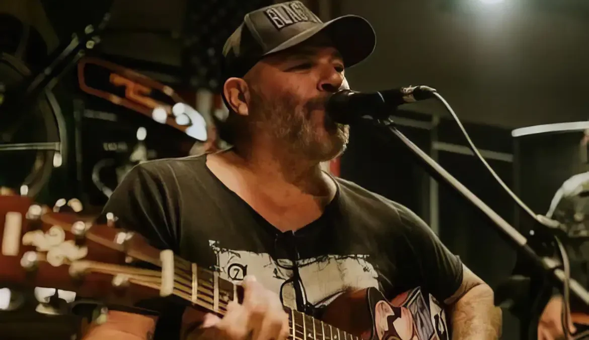 O baixista Mingau, da banda Ultraje a Rigor, recebeu alta após quatro meses de internação