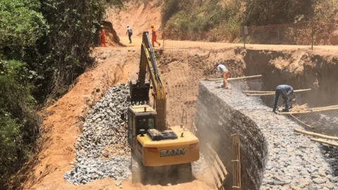 Obras de pavimentação da AMG-4030 avançam no Vale do Aço 6 Obras de pavimentação da AMG-4030 avançam no Vale do Aço