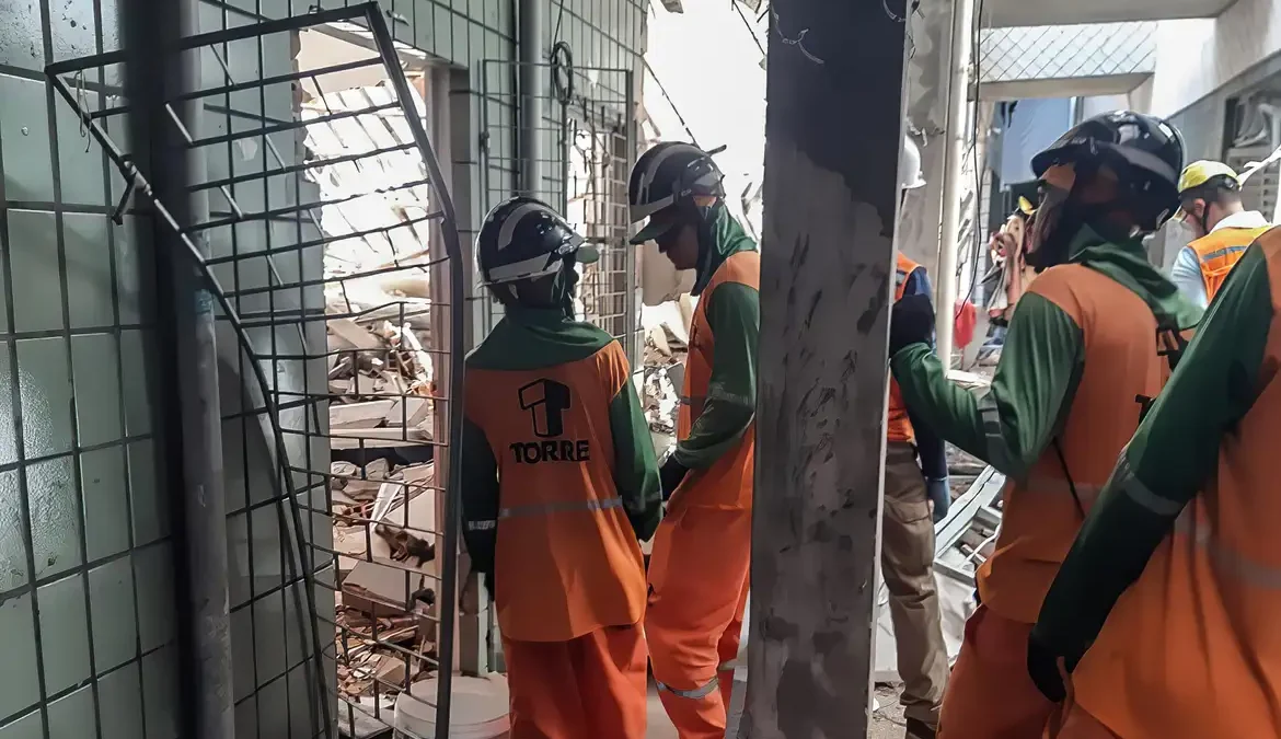 Mais dois corpos foram retirados nesta terça-feira (2) dos escombros de um prédio residencial que desabou em decorrência de uma explosão