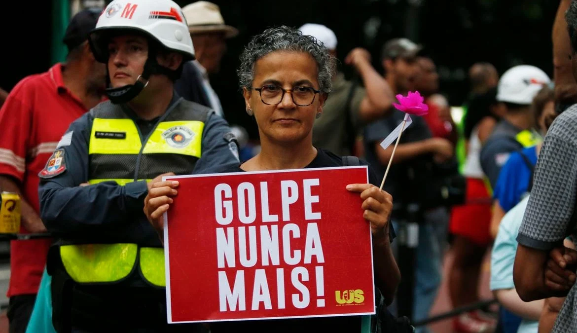 Aos gritos de “sem anistia”, manifestantes pediram, na noite desta segunda-feira (8), na capital paulista, punição para todos os