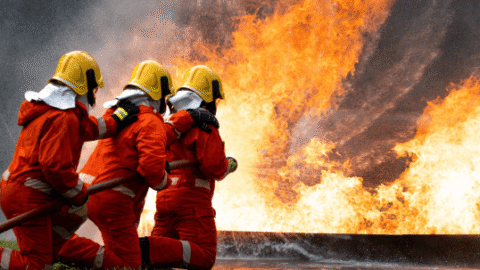 Bombeiros iniciam rescaldo depois de fogo em galpão em Embu das Artes