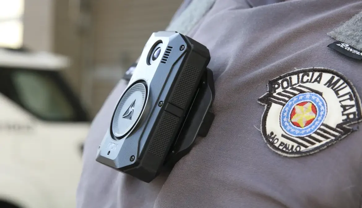 SP corta mais de R$ 37 milhões de câmeras corporais de policiais 1 O governo de São Paulo cortou ao menos R$ 37,3 milhões do programa de câmeras corporais usadas nas fardas da Polícia Militar