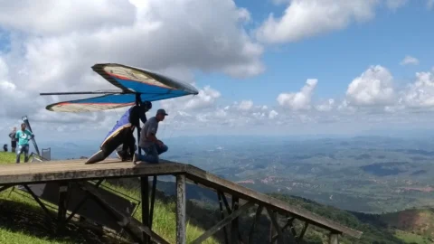 Rampas do pico da Ibituruna recebem nomes de lendas da asa-delta