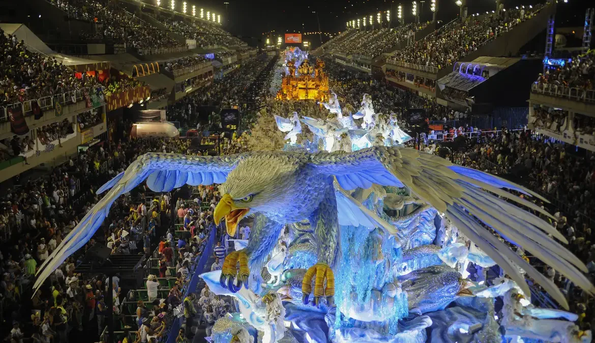 Os ingressos populares para os desfiles das escolas de samba do Grupo Especial do Rio de Janeiro começam a ser vendidos nesta quarta-feira