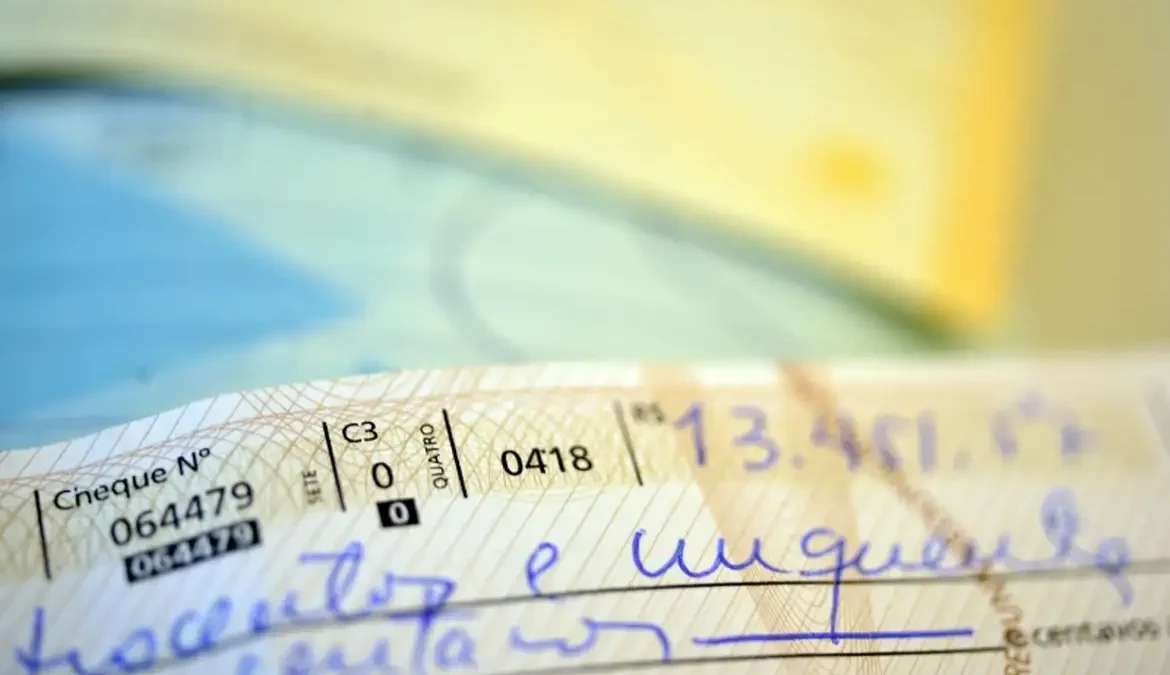 O número de cheques usados pelos brasileiros em 2023 apresentou queda de 17% em relação ao ano de 2022