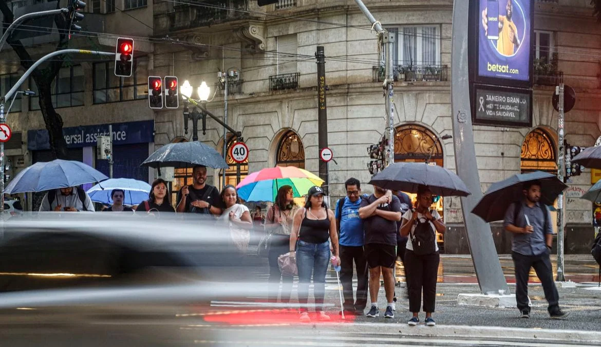 SP tem chuva forte, ventania, queda de árvores e falta de energia 1 A capital paulista registrou, no final da tarde desta quarta-feira (31), chuva forte, ventos de até 75 km/h, falta de energia elétrica