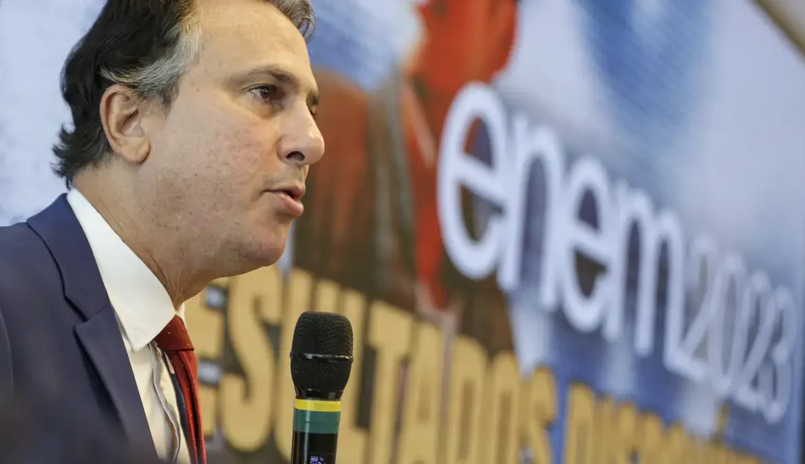 O ministro da Educação, Camilo Santana, anunciou nesta terça-feira (16) que alunos do 3º ano do ensino médio vão receber incentivo