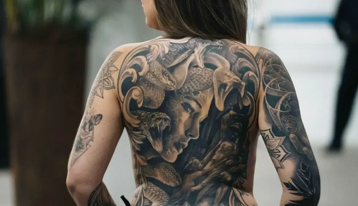 Tattoo Week terá cursos gratuitos para jovens de favelas do Rio 1 A Tattoo Week (TW), maior evento de tatuagem do mundo, recebe até o próximo dia 8 inscrições para cursos presenciais e gratuitos