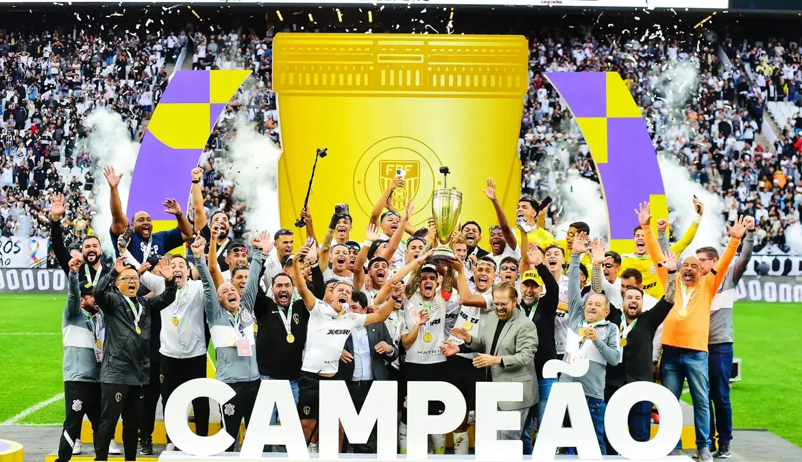 Corinthians bate Cruzeiro e fatura título da Copinha pela 11ª vez 1 Maior campeão da Copa São Paulo de Futebol Júnior, o Corinthians faturou nesta quinta-feira (25) dentro de casa