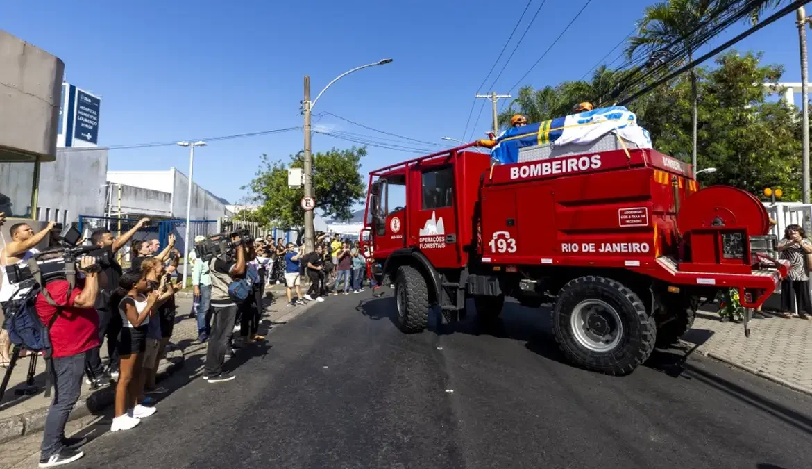 Corpo de Zagallo é sepultado no Rio de Janeiro sob aplausos 1 Foi sepultado no final da tarde deste domingo (7) o corpo do ex-técnico Mário Jorge Lobo Zagallo, no cemitério São João Batista, zona sul