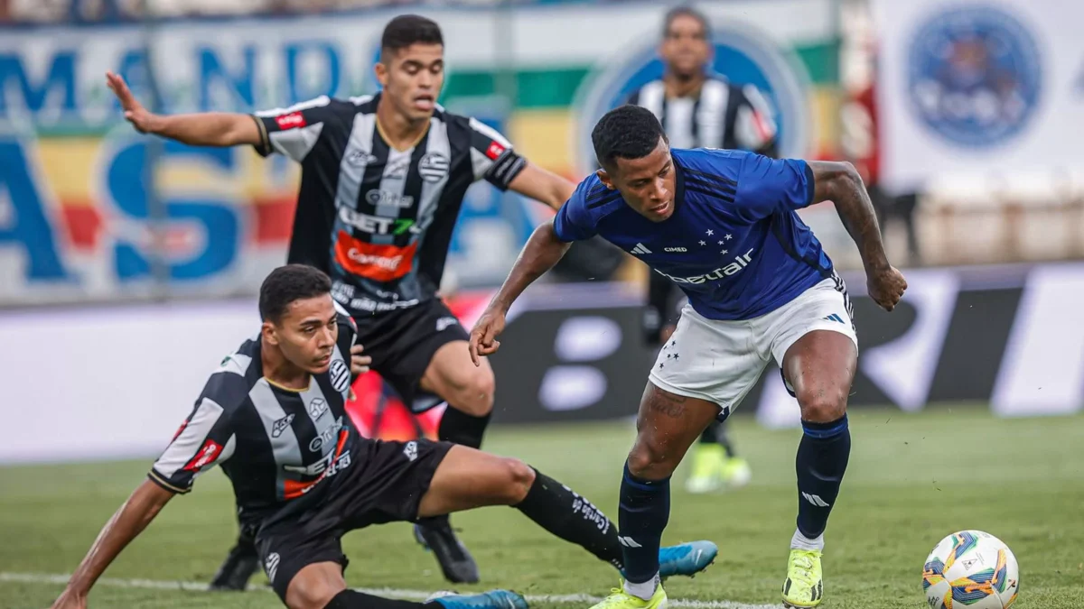 Pela 2ª rodada do Mineiro, Cruzeiro sofre expulsões, mas soma pontos em Sete Lagoas 1 Na Arena do Jacaré, em Sete Lagoas, o time celeste saiu atrás do placar, mas com gol do lateral Wesley Gasolina, empatou por 1 a 1 contra