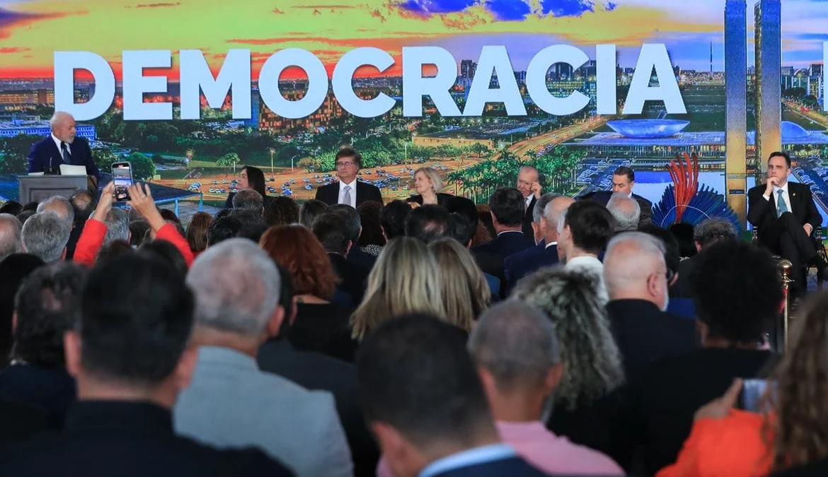 Ato no Congresso reforça poder da democracia no pós 8/1 1 O evento que lembrou o ataque e a resistência das instituições ocorreu no Salão Negro do Congresso Nacional, localizado entre os plenários