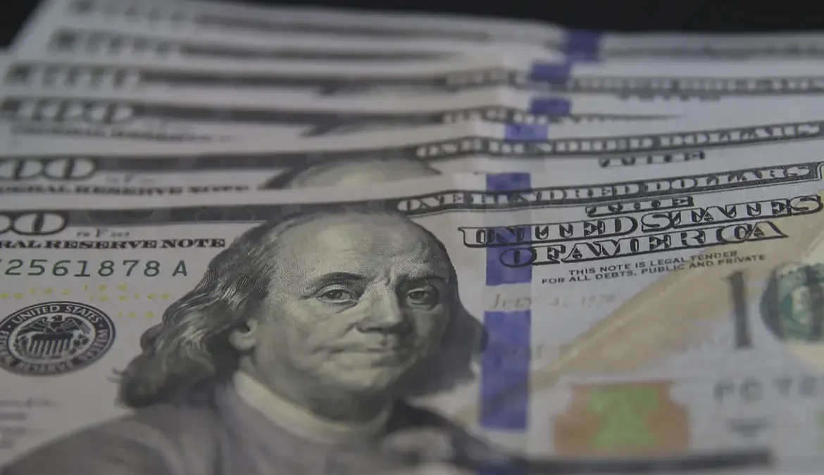 Dólar fecha a R$ 4,95, após chegar a R$ 5 no início do dia 1 Após iniciar o dia alcançando a barreira de R$ 5, o dólar inverteu o movimento e encerrou em baixa