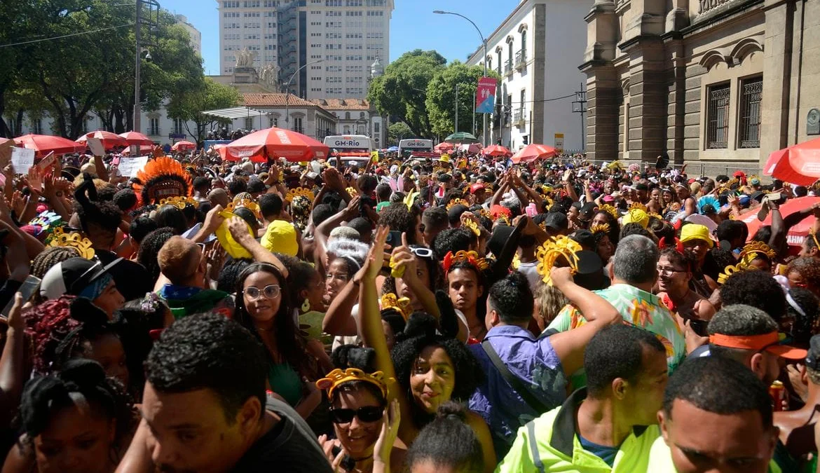 Carnaval de rua do Rio deste ano tem 453 desfiles previstos 1 Quatrocentos e cinquenta e três desfiles de blocos vão ocorrer no carnaval de rua deste ano, no Rio de Janeiro