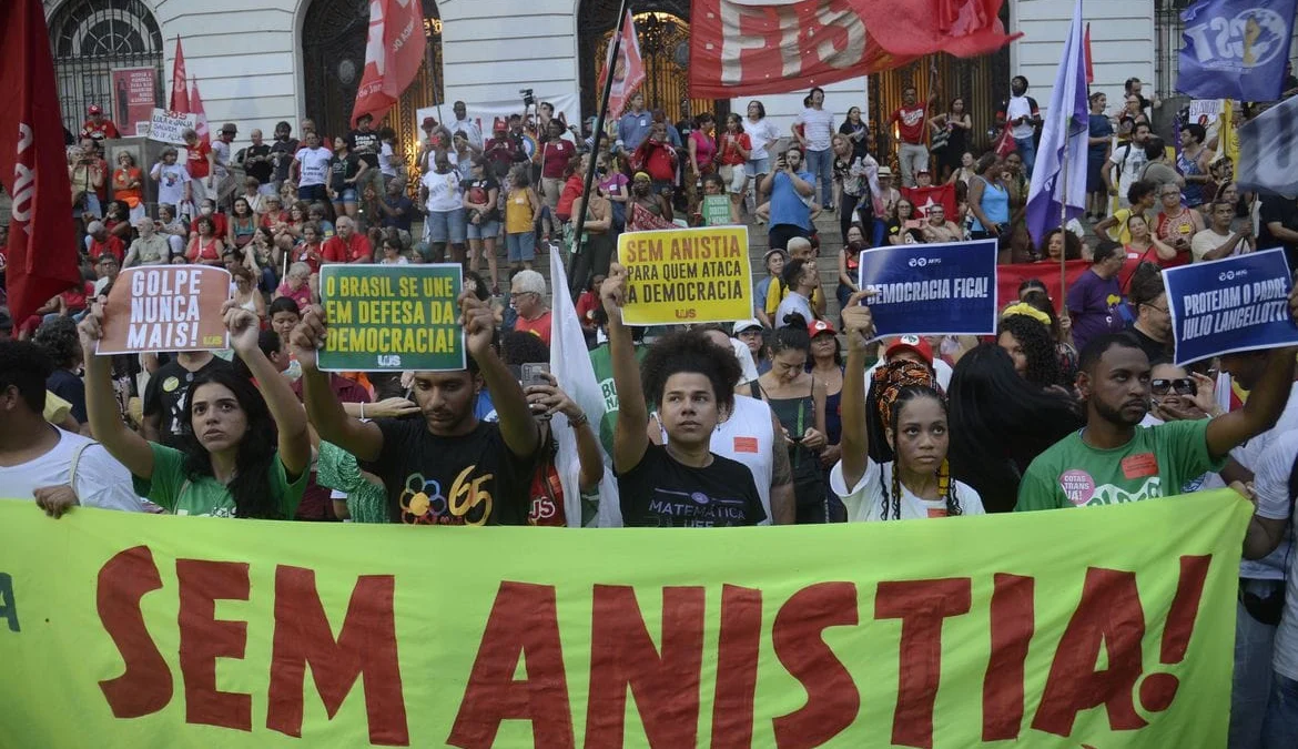 Ato no Rio defende democracia e repudia tentativa de golpe 1 A Cinelândia, na região central do Rio de Janeiro, reuniu nesta segunda-feira (8) centrais sindicais, movimentos sociais e representantes