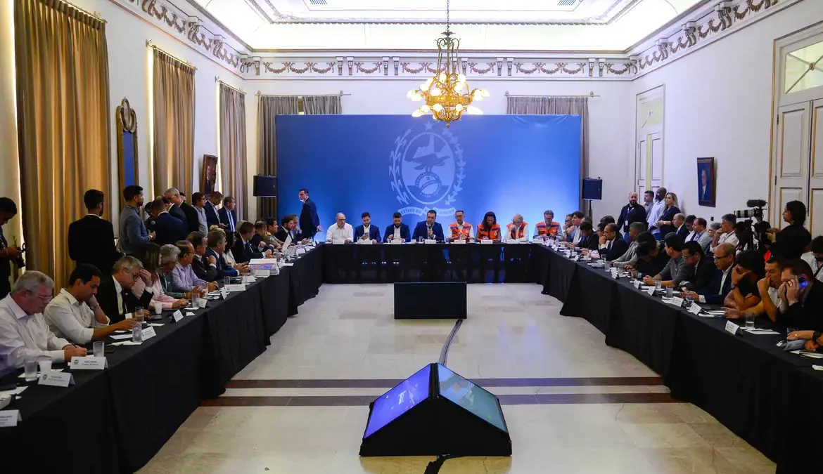 Comitiva do governo federal visita área atingida por chuva no Rio 1 Uma comitiva do governo federal visita nesta terça-feira (16) áreas atingidas pelas fortes chuvas do fim de semana em Belford Roxo,