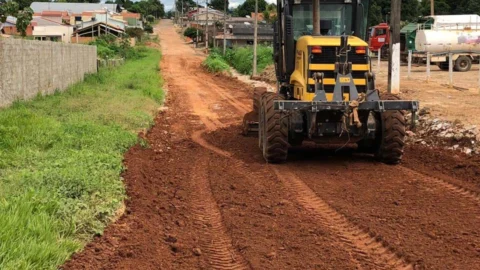 O Patrolamento e cascalhamento está sendo realizado no Córrego Leite, em Cuparaque, levando melhorias aos produtores rurais 2 O Patrolamento e cascalhamento está sendo realizado no Córrego Leite, em Cuparaque, levando melhorias aos produtores rurais