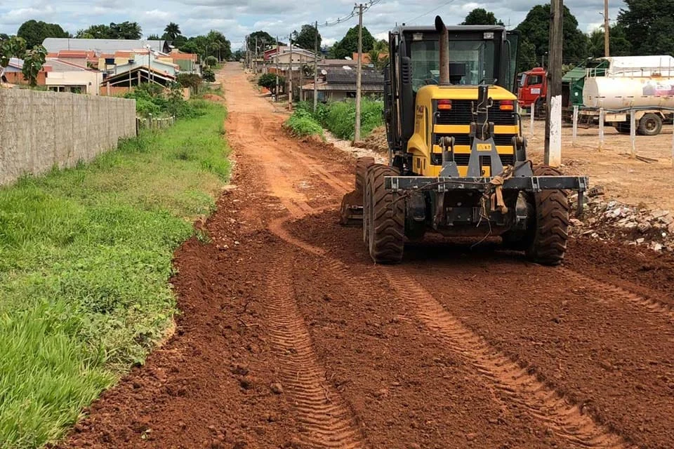 O Patrolamento e cascalhamento está sendo realizado no Córrego Leite, em Cuparaque, levando melhorias aos produtores rurais 1 O patrolamento e cascalhamento está sendo realizado no Córrego Leite