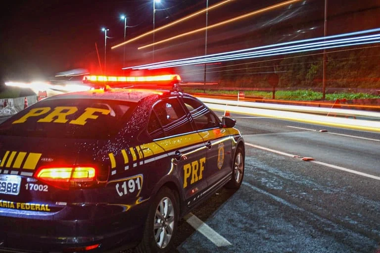 PRF prende chefe regional de uma das maiores facções criminosas do Brasil 1 Na abordagem - orientada pela inteligência da PRF - os policiais rodoviários federais suspeitaram do documento de identificação com dados