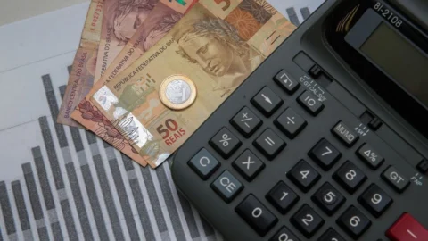 Planejamento, economia e cálculos: como vencer as dívidas em 2024