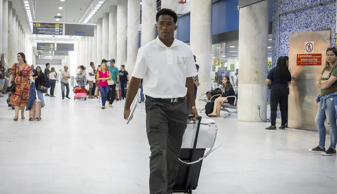 Seleção masculina Sub 23 se apresenta para Pré-Olímpico de futebol 1 Antes de seguirem de ônibus para Teresópolis, os atletas foram chegando aos poucos no Aeroporto Santos Dumont