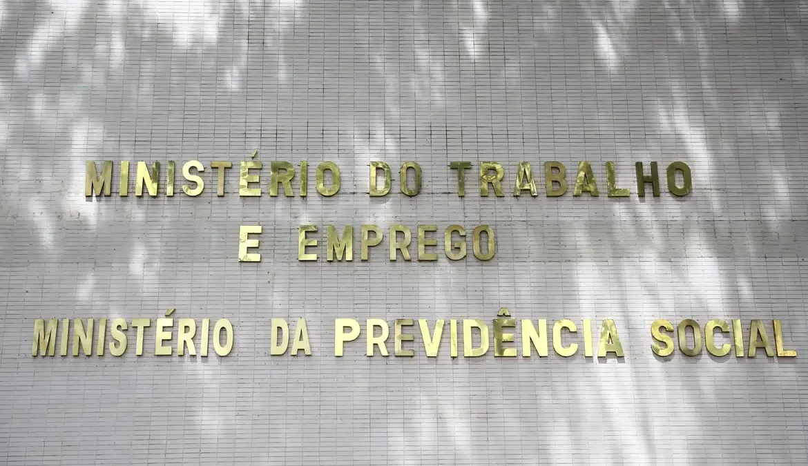 MTE tem 900 vagas para auditor fiscal no Concurso Nacional Unificado 1 O Ministério do Trabalho e Emprego (MTE) está disponibilizando 900 vagas para auditor fiscal do trabalho no Concurso Público Nacional