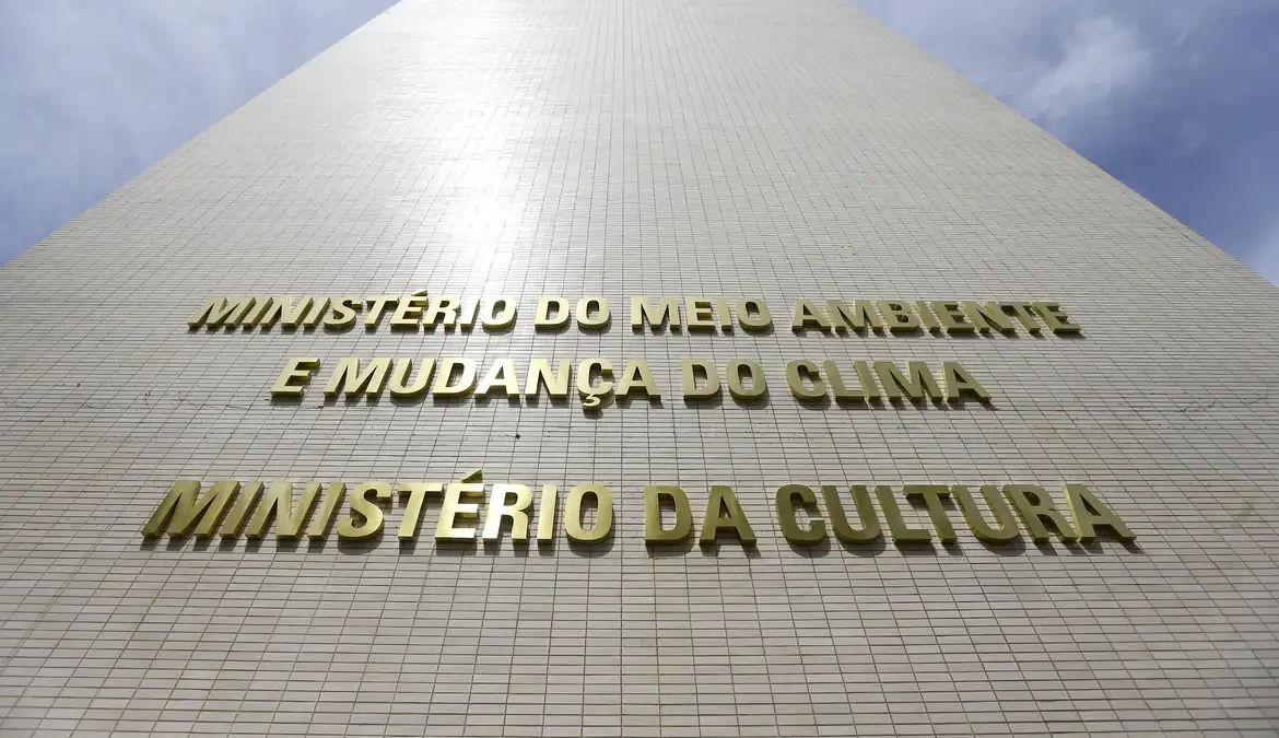MinC e Ancine abrem chamadas públicas para audiovisual de R$ 320 milhões 1 O Ministério da Cultura (MinC) e a Agência Nacional de Cinema (Ancine) vão abrir duas chamadas públicas para incentivar a produção do setor