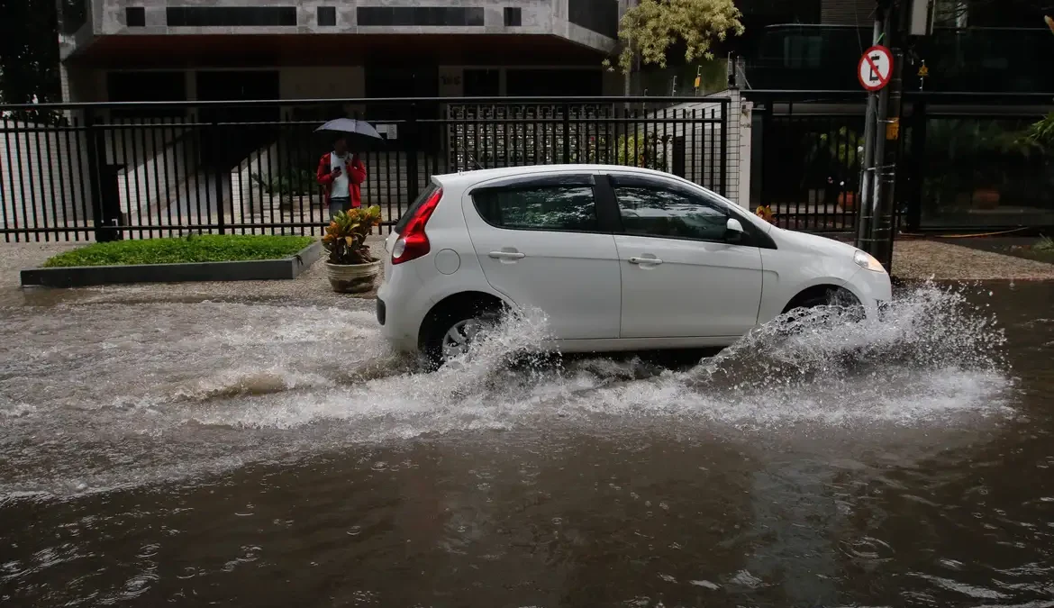 Temporal no Rio provoca alagamentos durante a madrugada de domingo (21) 1 A cidade do Rio de Janeiro registrou chuvas fortes na madrugada deste domingo (21)