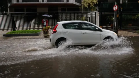 Temporal no Rio provoca alagamentos durante a madrugada de domingo (21)