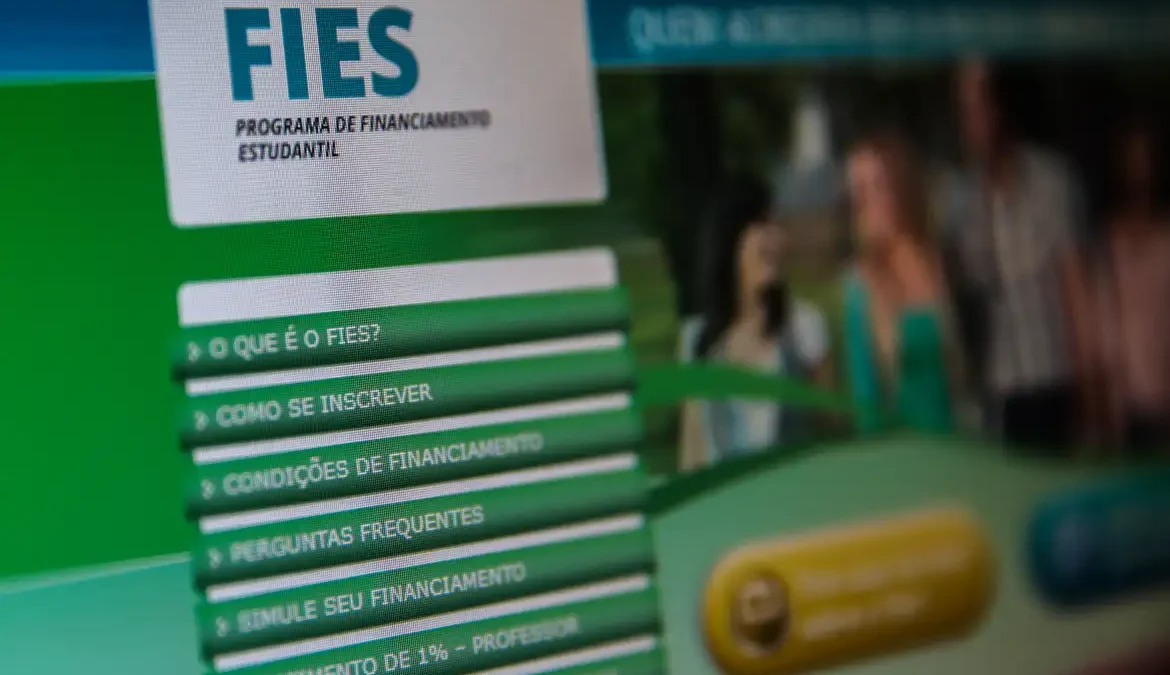 Ministério da Educação adia publicação de edital do Fies 1 O ministro da Educação, Camilo Santana, disse nesta terça-feira (16) que a pasta ainda não vai divulgar o calendário do Fundo
