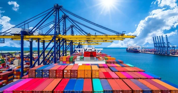 Crescimento está relacionado com a forte queda de 11,8% nas importações, visto que exportações tiveram recuo irrisório (Adobe Stock DC)