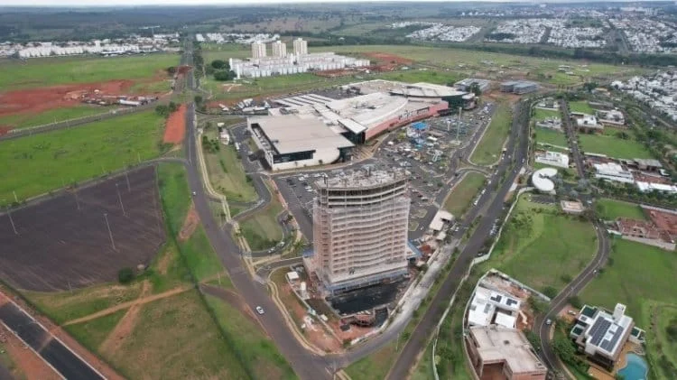 Destaques dos jornais e portais integrantes da Rede Sindijori MG 1 Expansão urbana e infraestrutura são apontados como os principais atrativos para o segmento em Uberlândia (Via Drones)
