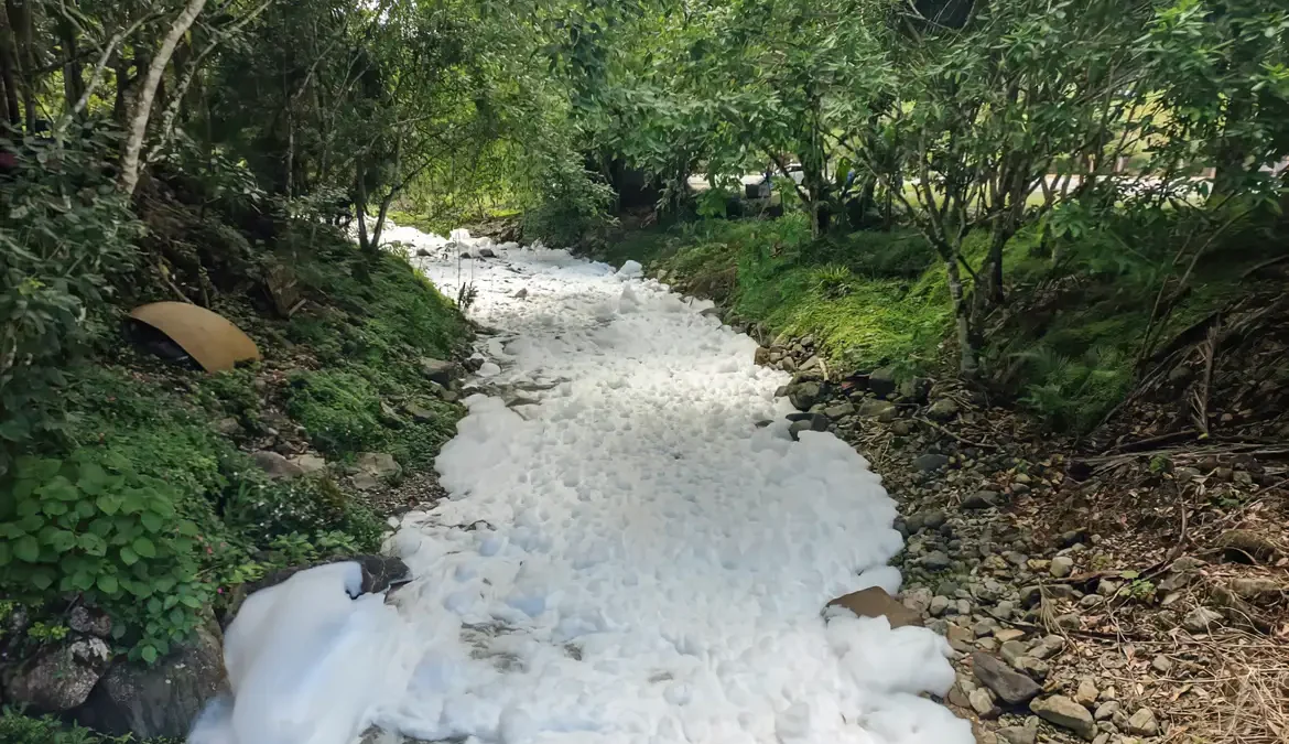 Prefeitura de Joinville retoma captação e distribuição de água 1 A medida foi tomada menos de um dia após o tombamento de um caminhão que derramou ácido sulfônico no Rio Seco