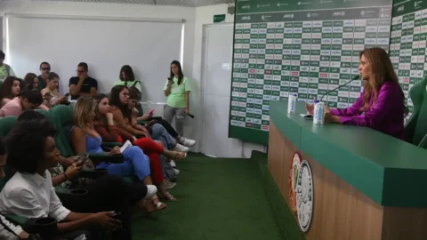 Palmeiras anuncia Abel Ferreira até 2025 em coletiva só para mulheres