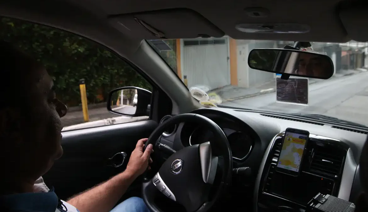 Uber: todas as corridas têm que ter ar-condicionado sem taxa extra 1 A Uber garantiu ser possível solicitar o uso de ar-condicionado em todas as corridas em todas as modalidades de viagens intermediadas pela