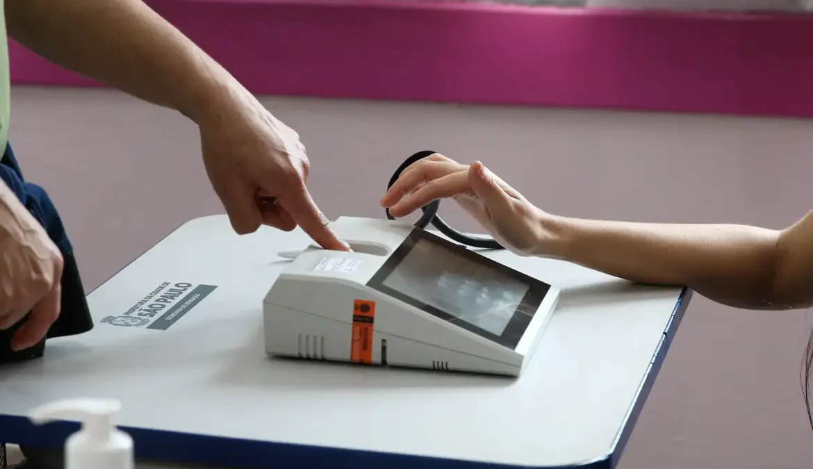 TRE-RJ faz campanha para concluir biometria de 4 milhões de eleitores 1 O Tribunal Regional Eleitoral do Rio de Janeiro (TRE-RJ) lançou, nesta segunda-feira (22), campanha para concluir o levantamento biométrico