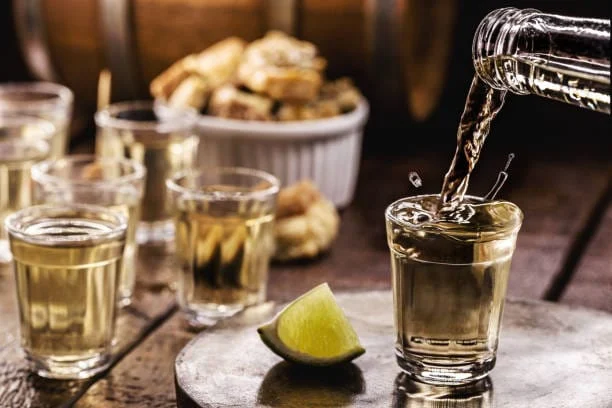 Projeto de lei traz mais comodidade para produtores de cachaça de Minas Gerais 1 Com foco na cachaça, a nova legislação promete facilitar o acesso daqueles que pretendem registrar estabelecimentos e produtos de origem