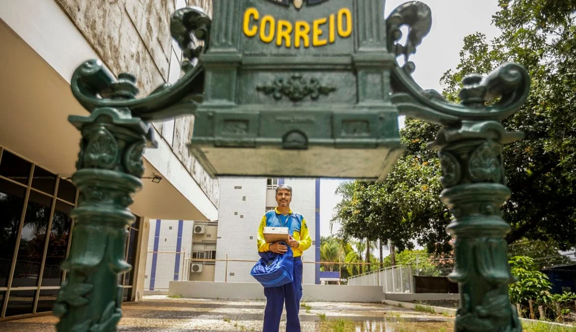 Encomendas tomam lugar de envelopes na rotina dos carteiros 1 A profissão de carteiro, celebrada no Brasil neste 25 de janeiro, já foi tema do samba-canção Mensagem